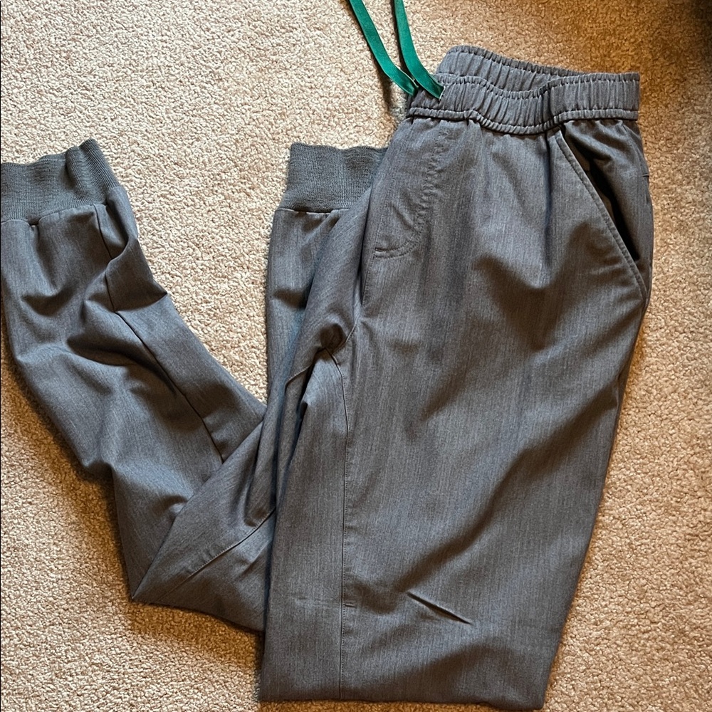 FIGS men’s jogger scrubs